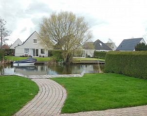 Rustige tuin bij Stolp bungalow aan het water, Medemblik, IJsselmeerkust