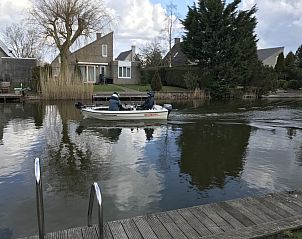 Varen langs Stolp bungalows in Medemblik, Noord-Holland