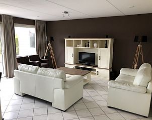 Lichte woonkamer in Stolp bungalow, Medemblik, Noord-Holland