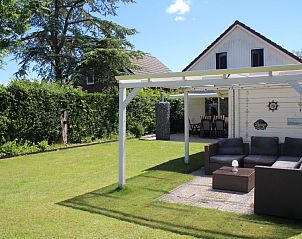 Gezellige veranda bij Visvriend vakantiehuis in Wervershoof, IJsselmeerkust, Noord-Holland omringd door groene natuur.