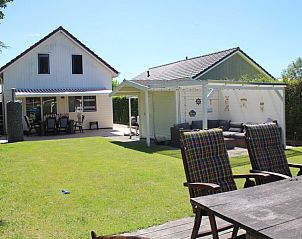 Ruim terras bij Visvriend vakantiehuis in Wervershoof, IJsselmeerkust, Noord-Holland met comfortabele zitplaatsen.