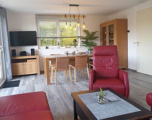 Stijlvolle woonkamer van Visvriend vakantiehuis in Wervershoof, IJsselmeerkust, Noord-Holland met moderne inrichting.