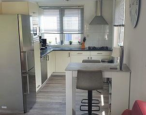 Moderne keuken in Visvriend vakantiehuis te Wervershoof, IJsselmeerkust, Noord-Holland met strakke afwerking.