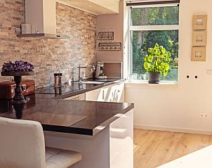 Moderne keuken in Huisje in Andijk, vakantiehuis aan de IJsselmeerkust in Noord-Holland.