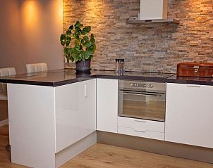 Stijlvolle keukenruimte in Huisje in Andijk, vakantiehuis aan de IJsselmeerkust in Noord-Holland.