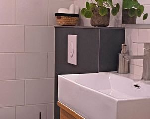 Strakke badkamer in Huisje in Andijk, vakantiehuis aan de IJsselmeerkust in Noord-Holland.