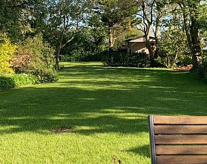 Uitgestrekte tuin bij Huisje in Andijk, vakantiehuis aan de IJsselmeerkust in Noord-Holland.