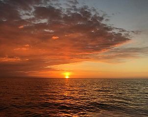 Adembenemende zonsondergang bij Huisje in Andijk, vakantiehuis aan de IJsselmeerkust in Noord-Holland.