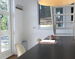 Stijlvolle eetkamer in Vakantiehuis in Andijk met veel natuurlijk licht en moderne inrichting.