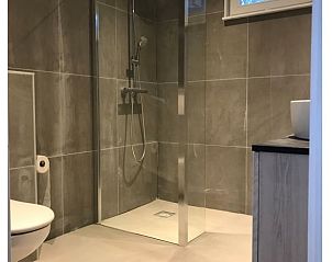 Luxe badkamer in Vakantiehuis in Andijk met inloopdouche, een oase van rust en comfort.