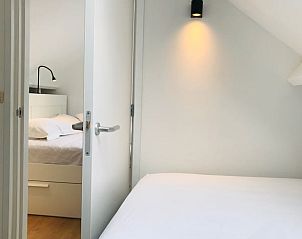 Lichte slaapkamer in Vakantiehuis in Andijk met comfortabele bedden, perfect voor een ontspannen verblijf.