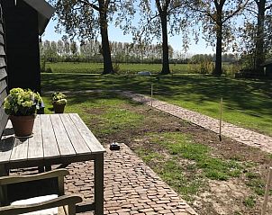 Zonnig terras bij Vakantiehuis in Andijk, ideaal voor ontspanning in de buitenlucht.