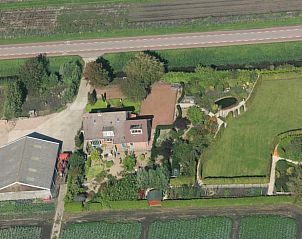 Luchtfoto van Vakantiehuis in Andijk, omgeven door groene natuur aan de IJsselmeerkust, Noord-Holland.