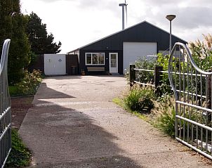 Ingang van Vakantiehuis in Andijk, serene omgeving aan de IJsselmeerkust, Noord-Holland.