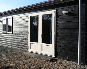 Buitenkant van Vakantiehuis in Andijk, rustieke charme aan de IJsselmeerkust, Noord-Holland.