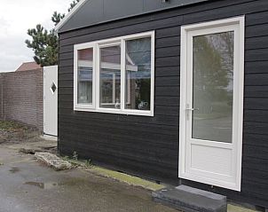 Zijaanzicht van Vakantiehuis in Andijk, moderne vakantiewoning aan de IJsselmeerkust, Noord-Holland.