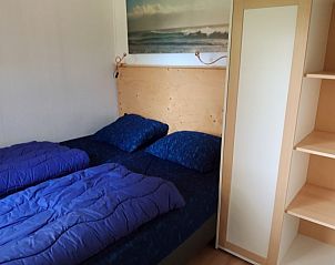 Comfortabele slaapkamer in Chalet 220, Andijk, knus vakantiehuis aan de IJsselmeerkust, Noord-Holland met rustgevende inrichting.
