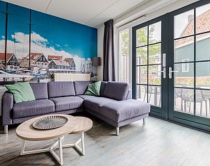 Moderne keuken in VO6 Comfort bungalow, Volendam, IJsselmeerkust, met strakke afwerking en moderne apparatuur voor een comfortabel verblijf.