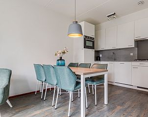 Comfortabele slaapkamer in VO6 Comfort bungalow, Volendam, met luxe bedden en sfeervolle verlichting, perfect voor een ontspannen verblijf.