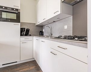 Gezellige slaapkamer in VO6 Comfort bungalow, Volendam, met comfortabele bedden en sfeervolle verlichting, ideaal voor een ontspannen verblijf.