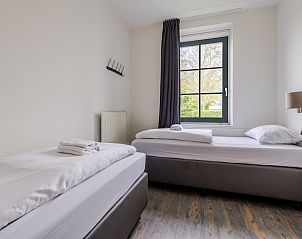 Geniet van de buitenlucht op het terras van de VO6 Comfort bungalow in Volendam, IJsselmeerkust, Noord-Holland.