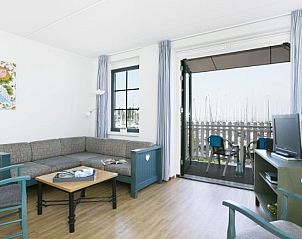 Gezellige woonkamer met uitzicht op de jachthaven in MARINAPARK VOLENDAM, Volendam, Noord-Holland.