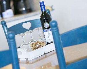 Stijlvolle eetruimte in vakantiehuis MARINAPARK VOLENDAM, Volendam, Noord-Holland, met wijn en glazen.