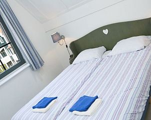 Comfortabele slaapkamer in vakantiehuis MARINAPARK VOLENDAM, Volendam, Noord-Holland, met tweepersoonsbed.