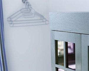 Detail van interieur in vakantiehuis MARINAPARK VOLENDAM, Volendam, Noord-Holland, met kledinghangers.