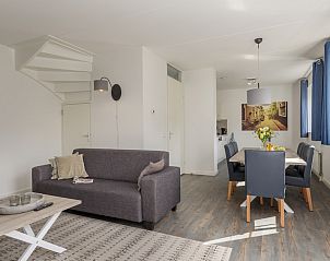 Stijlvolle woonkamer in VO5A Comfort bungalow, Volendam, IJsselmeerkust, Noord-Holland met modern interieur en comfortabele zithoek.