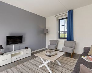 Stijlvolle eet- en woonkamer in VO5A Comfort bungalow, Volendam, IJsselmeerkust, Noord-Holland, met modern interieur en veel daglicht.