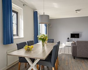 Moderne slaapkamer in VO5A Comfort bungalow, Volendam, met twee eenpersoonsbedden en dakraam voor natuurlijk licht, IJsselmeerkust.