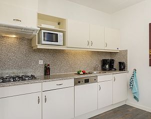 Moderne badkamer in VO5A Comfort bungalow, Volendam, IJsselmeerkust, Noord-Holland, met ruime wastafel en ligbad.