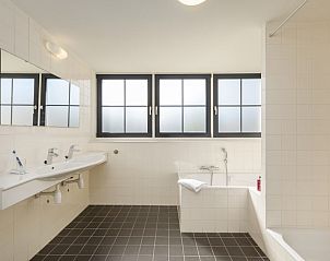 Geniet van de charmante VO5A Comfort bungalow in Volendam, IJsselmeerkust, met een zonnig terras en authentieke Noord-Hollandse architectuur.