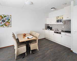 Moderne keuken en eetruimte in bungalow VO6, Volendam, IJsselmeerkust. Gezellige plek voor maaltijden in Noord-Hollandse vakantiehuis.