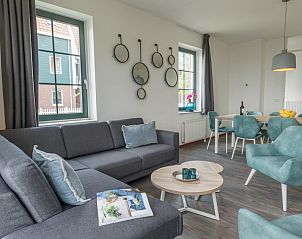Stijlvolle woonkamer van VO7B Comfort bungalow in Volendam, met uitzicht op de haven aan de IJsselmeerkust, Noord-Holland.