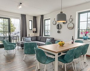 Moderne keuken en eetgedeelte in VO7B Comfort bungalow in Volendam, IJsselmeerkust, Noord-Holland, ideaal voor een ontspannen vakantie.