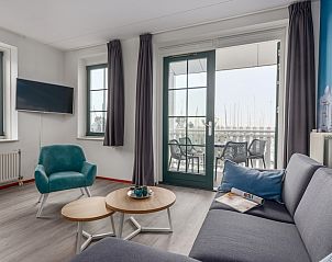 Stijlvolle woonkamer van VO4 Comfort bungalow in Volendam, IJsselmeerkust, met uitzicht op de jachthaven en moderne inrichting.
