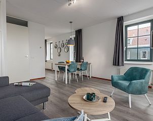 Stijlvolle woonkamer van VO4 Comfort bungalow in Volendam, IJsselmeerkust, met moderne inrichting en veel natuurlijk licht.