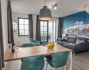 Stijlvolle woonkamer in VO4 Comfort bungalow, Volendam. Geniet van het moderne interieur en uitzicht op de IJsselmeerkust in Noord-Holland.