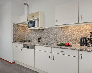 Moderne keuken in VO4 Comfort bungalow, Volendam, IJsselmeerkust, met stijlvolle inrichting en complete voorzieningen voor een comfortabel verblijf.