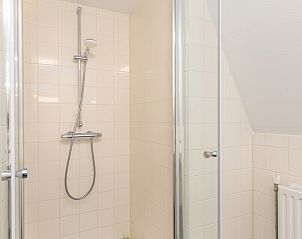 VO4 Comfort bungalow in Volendam, IJsselmeerkust, Noord-Holland met charmante gevels en uitnodigend terras voor een ontspannen verblijf.