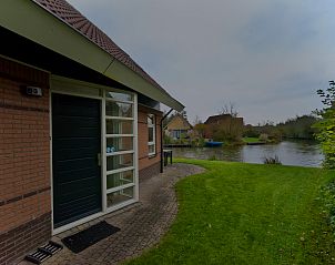 Freistehendes Haus in Medemblik an der Kste des IJsselmeers, Nordholland, mit grnem Garten und Blick auf das Wasser fr einen erholsamen Urlaub.