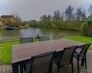 Genieen Sie die Terrasse am Wasser bei diesem freistehenden Haus in Medemblik, ideal fr einen Urlaub an der Kste des IJsselmeers in Nordholland.