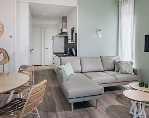 Stijlvolle woonkamer van Lodge 4A in Wijdenes met comfortabele bank en moderne inrichting aan de IJsselmeerkust.