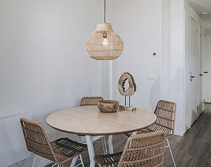 Sfeervolle eetkamer in Lodge 4A in Wijdenes, Noord-Holland, met houten tafel en hanglamp.