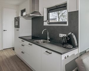 Moderne keuken van Lodge 4A in Wijdenes, compleet uitgerust voor een comfortabel verblijf aan de IJsselmeerkust.