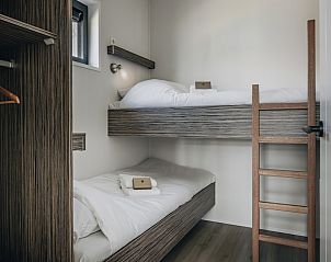 Knusse slaapkamer met stapelbed in Lodge 4A, ideaal voor gezinnen die Wijdenes aan de IJsselmeerkust bezoeken.