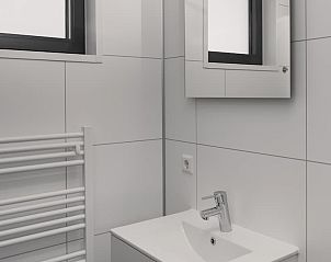 Strakke badkamer in Lodge 4A in Wijdenes, voorzien van moderne faciliteiten voor een aangenaam verblijf.