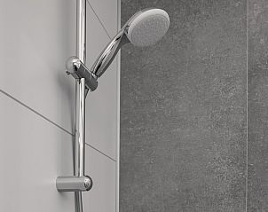 Stijlvolle douche in Lodge 4A, gelegen in Wijdenes aan de IJsselmeerkust, met moderne afwerking.